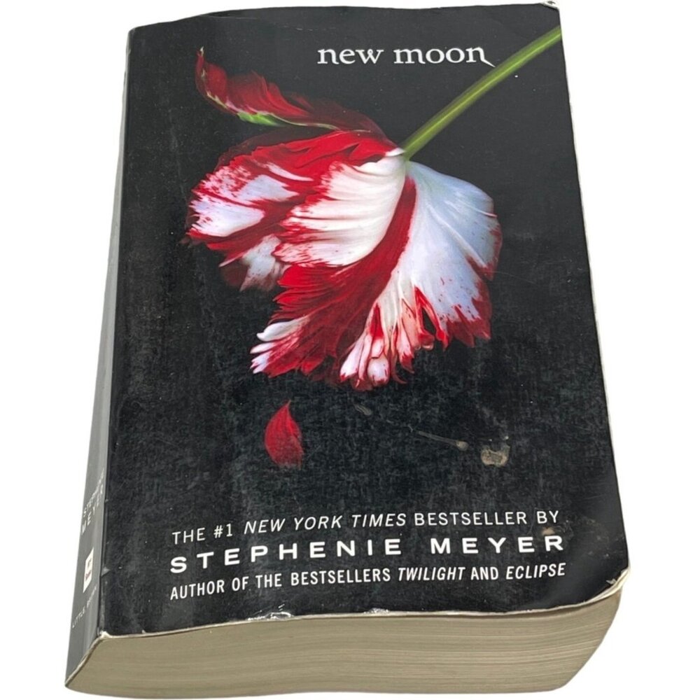 New Moon book 2 of Twilight Saga by Stephenie Meyer paperback copyright READ